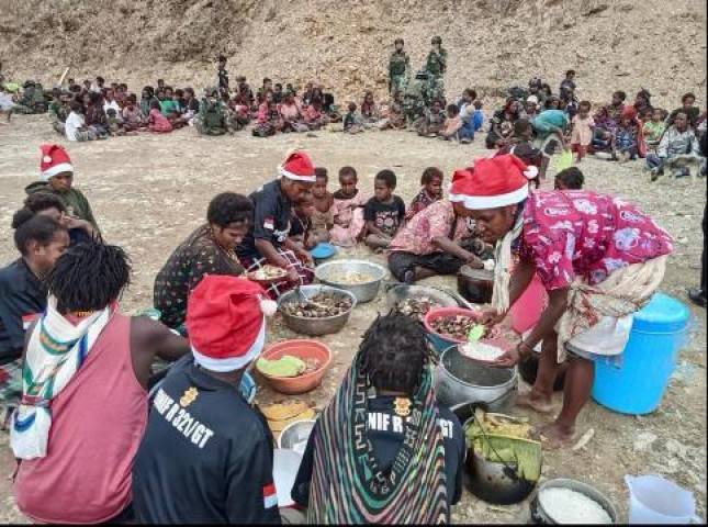 Prajurit Cakra Jawara Bagikan Bingkisan 321 Sahabat Kasih di Distrik Dal Papua