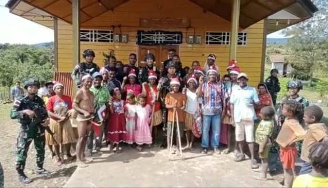 Bakar Batu Warnai Natal Satgas Yonif 143 TWEJ Bersama Masyarakat Papua