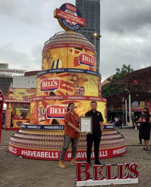 Pecahkan Rekor MURI; Bell's Bikin Replika Lonceng Dari Ratusan Botol Whisky