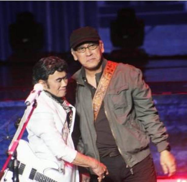 Pemusik Iwan Fals Duet Bareng Farel Prayoga dan Main Sepak Bola di HUT Indosiar ke 28