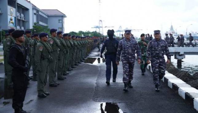 Panglima TNI Laksamana Yudo Margono Laksanakan Tradisi Admiral Inspection