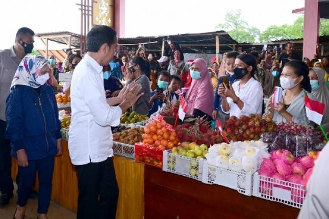 Kunjungi Pasar Utan, Presiden Jokowi dan Ibu Iriana Disambut Hangat Pedagang dan Warga Sumbawa