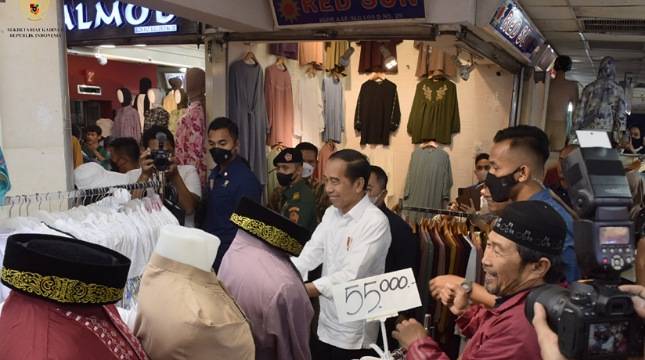 Blusukan ke Tanah Abang, Jokowi Pastikan Sektor Riil Terus Bergerak Pasca PPKM Dicabut