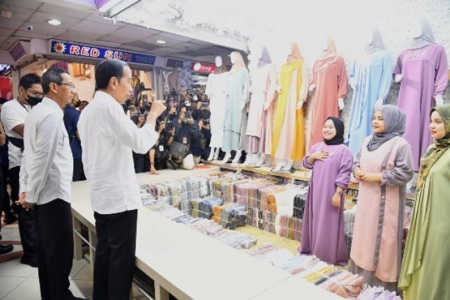 Presiden Jokowi Tinjau Pasar Tanah Abang Pastikan Aktivitas Perekonomian Sektor Riil Berjalan Baik