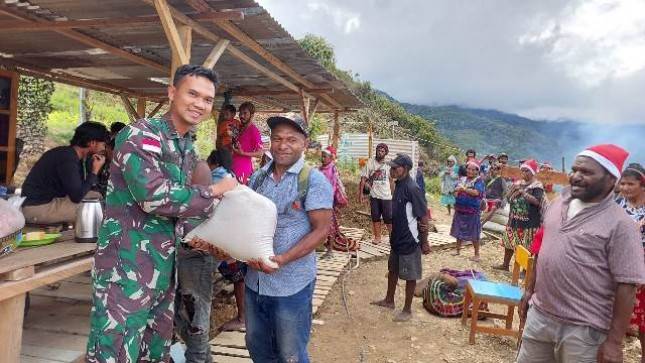 Satgas Yonif 143 TWEJ Kembali Sambut Kedatangan Warga Kiwirok dari Pengungsian