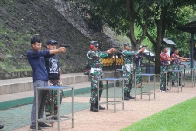Perwira, Staf Intel dan Provost Batalyon Infanteri 6 Marinir Melaksanakan Latihan Menembak Pistol
