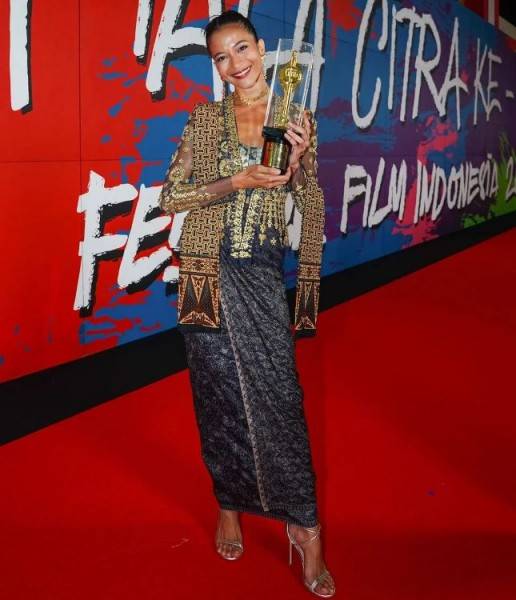 Potret Keren Putri Marino Dan Tatjana Saphira Dalam Balutan Stuart Weitzman