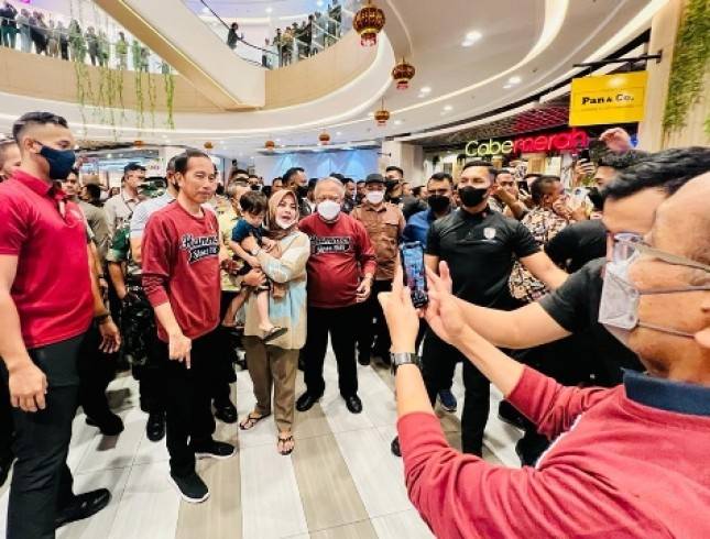 Kunjungi Mal di Pekanbaru, Presiden Jokowi dan Para Menteri Belanja Produk Lokal Indonesia
