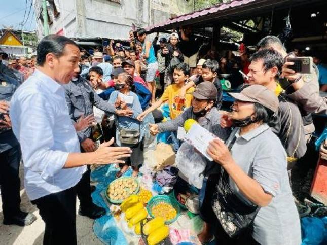 Presiden Jokowi Tinjau Aktivitas Pasar Bunda Sri Mersing di Dumai