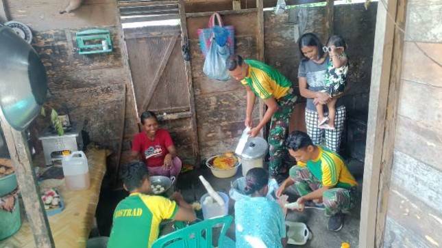 Tingkatkan Ekonomi Masyarakat, Satgas Yonarmed 1 Kostrad Ajarkan Pengolahan Singkong