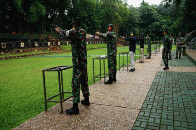 Latihan Menembak Pistol Prajurit Yonif 2 Marinir