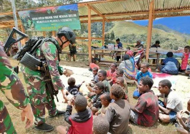 Satgas Yonif Mekanis 203 AK Adakan Kegiatan Sosial di Pasar Popome