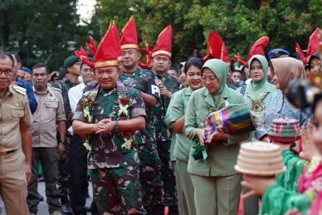 KASAD Jenderal Dudung Abdurachman Serahkan 20 Unit Rumdis ke Kodim 1414 Tator