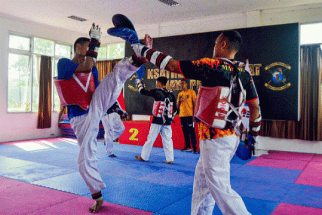 Atlet Tae Kwondo Yonif 1 Marinir Berlatih Teknik Tendangan 