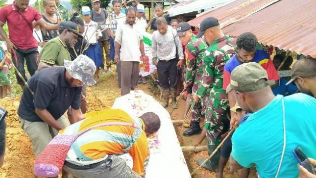 Kepedulian Satgas Yonif 143 TWEJ Bantu Warga Yang Sedang Berduka di Keerom Papua