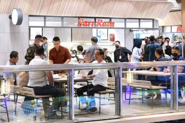 Presiden Indonesia Kunjungi  Pusat Perbelanjaan  Pastikan  Pencabutan Kebijakan PPKM Berjalan Baik
