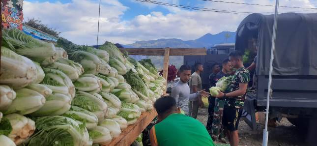 Borong Hasil Bumi Masyarakat Papua, Satgas Yonif R 321/GT Penuhi Permintaan Bahan Makanan PT Freeport Indonesia