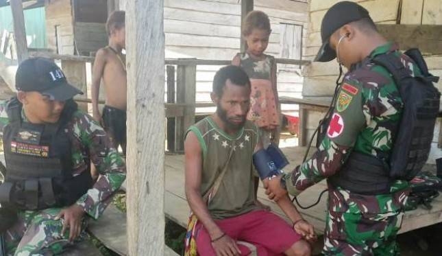Satgas Yonif 143 TWEJ Dengan Penuh Kasih Datang Beri Pengobatan Warga Papua