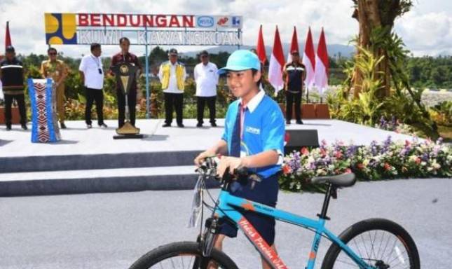 Saat Presiden Jokowi Berikan Kuis Berhadiah Sepeda di Bendungan Kuwil Kawangkoan