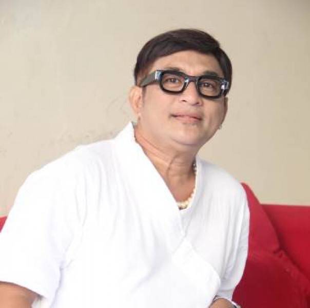 Selebritas Jeremy Teti Sibuk Merawat Ayahnya yang Sakit Tua