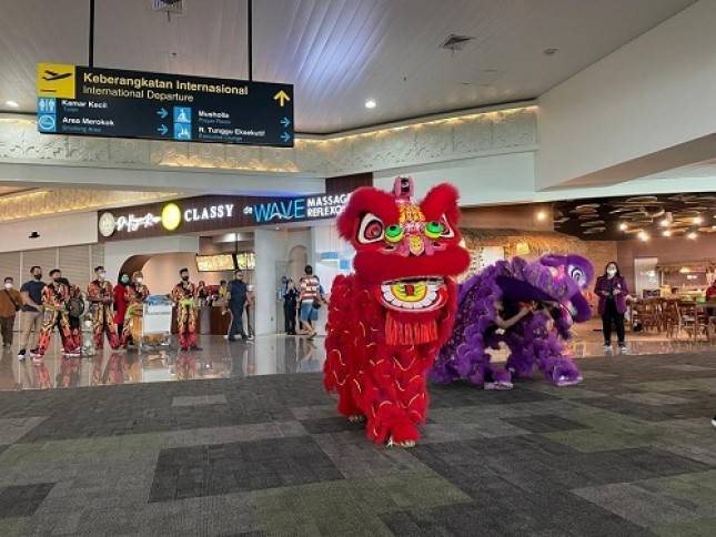 Meriahkan Imlek, Bandara-bandara Angkasa Pura I Hadirkan Barongsai hingga Bagikan Kue Keranjang dan Jeruk Mandarin