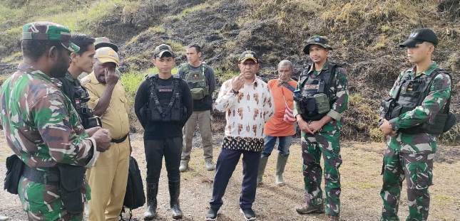 Satgas Yonif 143/TWEJ Dampingi Bupati Bantu Penyaluran Bantuan Kepada Masyarakat Kiwirok