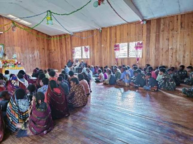 Satgas Yonif Mekanis 203/AK Laksanakan Ibadah Bersama Jemaat Gereja Mowi