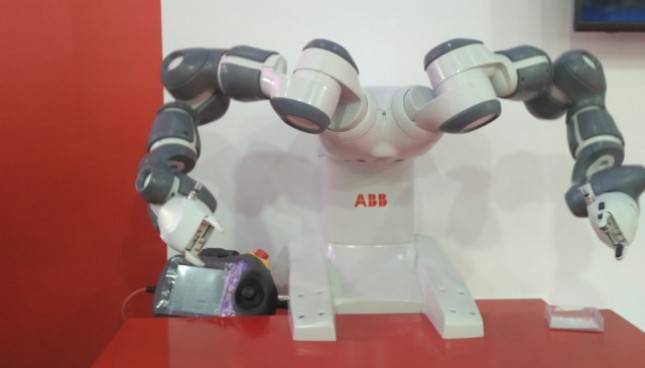 ABB Sakti Industri Kenalkan Robot YuMi sebagai Mitra Kerja