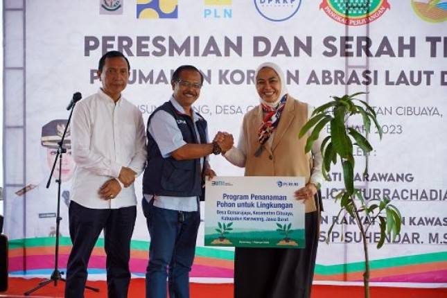 Peruri Serahkan Bantuan Pohon Kepada Warga yang Terdampak Bencana Abrasi Laut dan Rob di Desa Cemarajaya Karawang