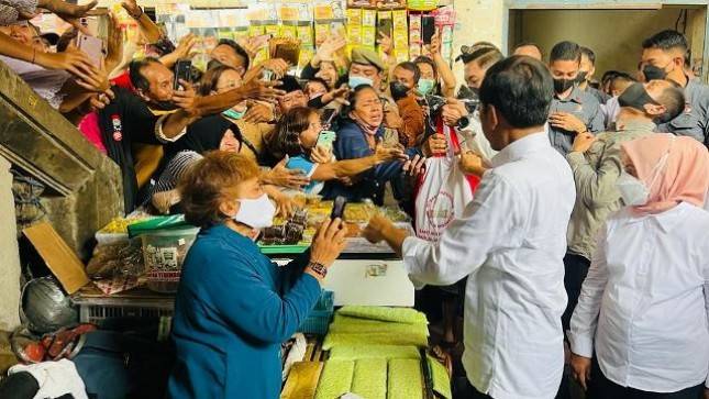 Masyarakat Antusias Sambut Kunjungan Presiden Jokowi dan Ibu Iriana ke Pasar Anyar Singaraja Bali