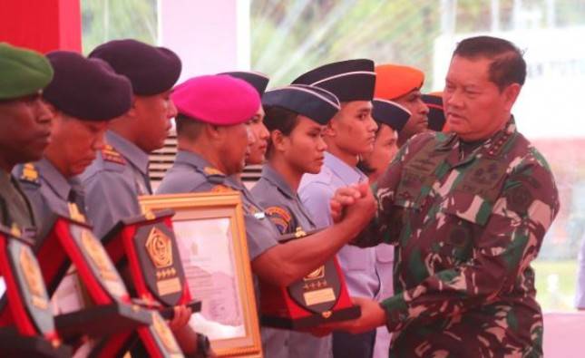Panglima TNI Laksamana Yudo Margono Beri Penghargaan kepada Prajurit Gagalkan Penyelundupan