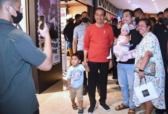 Presiden Jokowi  Sapa Warga di Pusat Perbelanjaan Medan