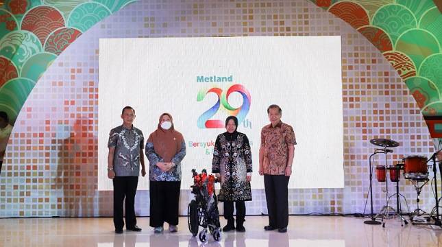 Rayakan HUT ke-29, Metland Serahkan Batuan Kursi Roda untuk Peyandang Disabilitas