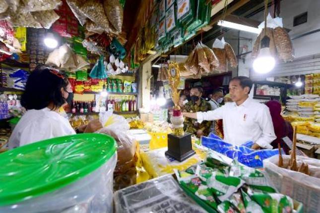 Presiden Jokowi Cek Harga Bahan Pangan di Pasar Wonokromo Jawa Timur