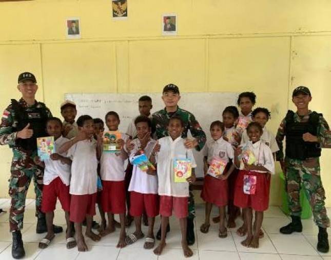 Satgas Yonif 143/TWEJ Bantu Mengajar di Perbatasan RI