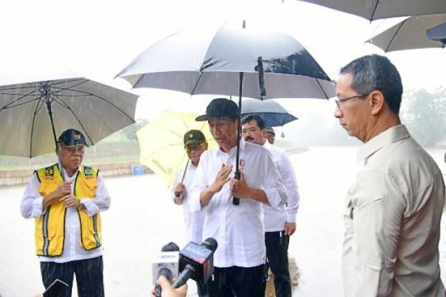 Tinjau Proyek Normalisasi Kali Ciliwung, Presiden Jokowi : Segera Kita Lanjutkan Kembali