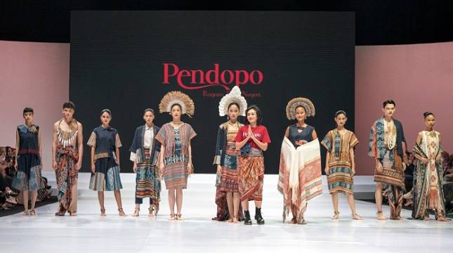 Pendopo Luncurkan Kreasi Kombinasi Tenun Ikat Sikka di Indonesia Fashion Week 2023