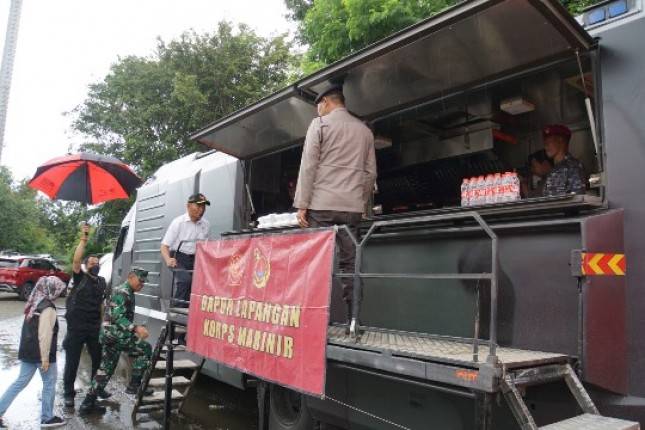 Menko PMK Muhnadjir Effendy Kunjungi Dapur Lapangan Korps Marinir