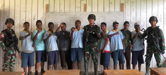 Satgas Yonif 143/TWEJ Cetak Generasi Berwawasan Kebangsaan di Perbatasan RI-PNG