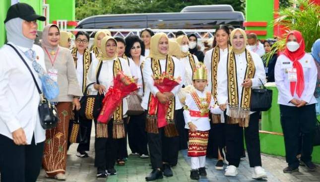 Ibu Iriana  Jokowi dan Anggota OASE KIM Bermain Permainan Rakyat Bersama Anak-Anak