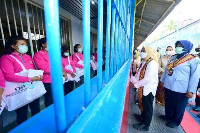 Ibu Iriana Joko Widodo bersama para anggota OASE KIM mendatangi Lapas Perempuan Kelas II A Bandar Lampung