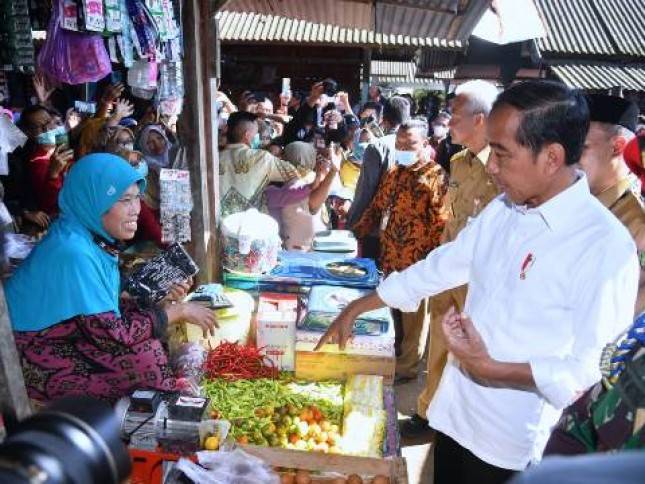 Presiden Jokowi Beli Cabai di Pasar Mendenrejo Blora Jateng