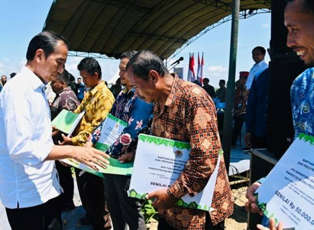 Presiden Jokowi Serahkan Sertifikat Tanah untuk Masyarakat di Kabupaten Blora