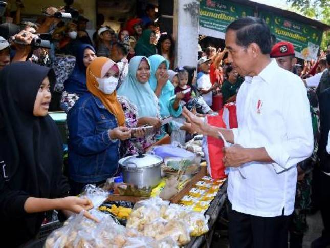 Kunjungi Pasar Beran Ngawi , Presiden Cek Harga Kebutuhan Pokok