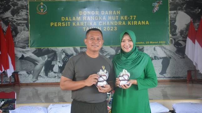 Peringati HUT Persit Ke-77, Persit KCK Koorcab Korem 174 Gelar Donor Darah