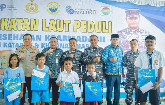 Pangkoarmada III Bersama Danlantamal IX Gelar Operasi Katarak dan Khitanan Massal Gratis