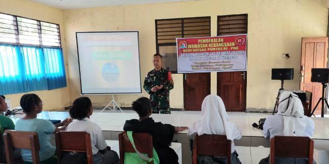 Satgas Yonif 143/TWEJ Berikan Pembekalan di SMK Pedalaman Papua