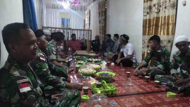 Warga Masyarakat Elenim Ajak Satgas YR 142/KJ Berbuka Bersama