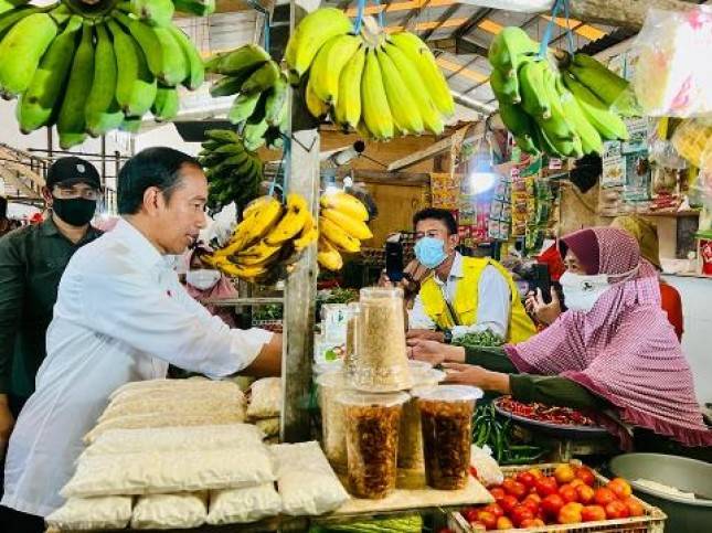 Kunjungi Pasar Malindungi, Presiden Jokowi Bagikan Bansos dan Cek Harga Kebutuhan Pokok
