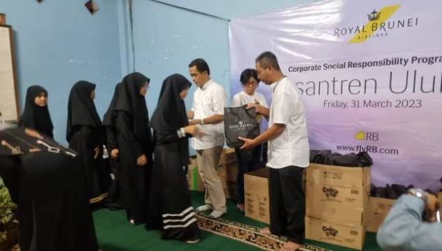 Royal Brunei Airlines Berbuka Puasa Bersama Anak Pesantren Ulul Ilmi Cipayung Jaktim